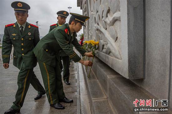 3月31日，武警官兵走上烈士纪念碑献花。武警玉林支队供图