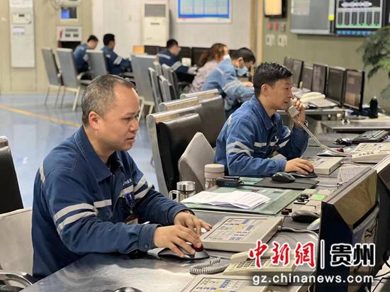 贵州金元黔北电厂工作人员正在工作