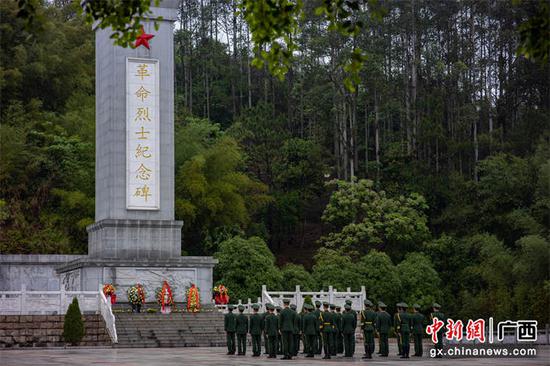 3月31日，武警官兵同抗战老兵在祭祀仪式现场。武警玉林支队供图
