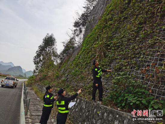 第三支队第三大队执法人员检查高速公路高边坡安全 梁凤秋 摄