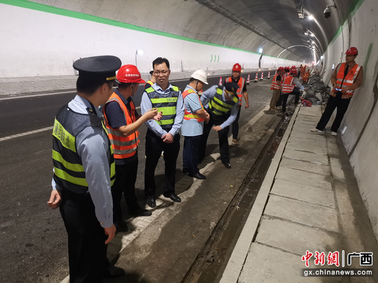 第九支队执法人员开展高速公路隧道检查  黄宗全 摄