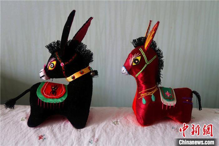 新疆兵团布艺“达人”：碎布巧变艺术品 丰富多彩生活
