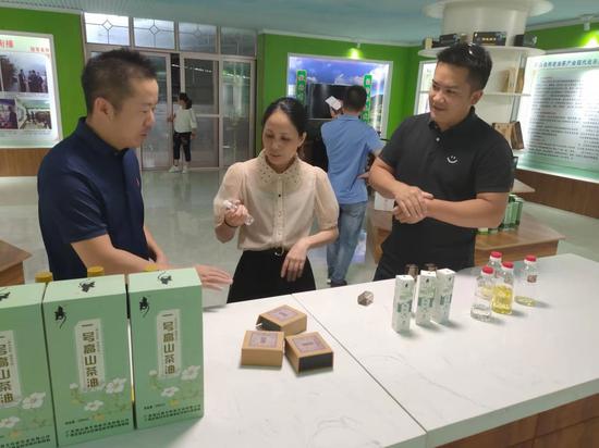 广西质检院质量提升专家服务队对山茶油化妆品标签提出改进建议  广西市场监管局供图