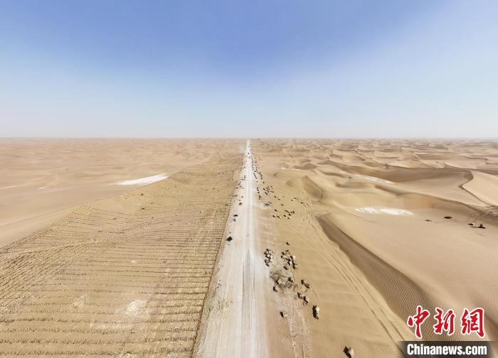 新疆：沙漠公路“植绿人”扎“草方格”保安全畅通