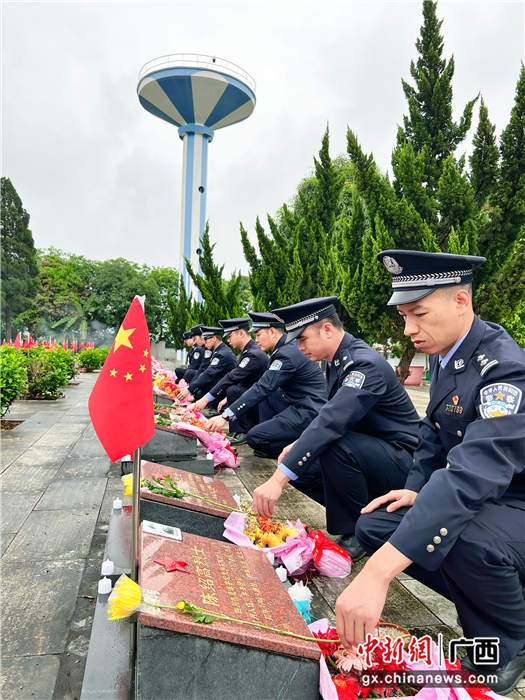 民警在龙州县烈士陵园献上鲜花。警方供图