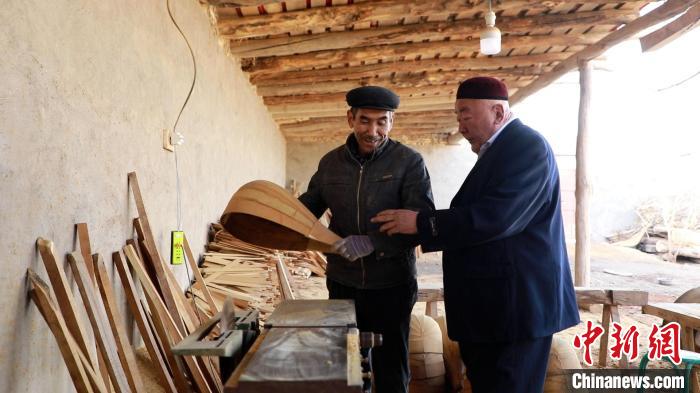 探访新疆民间手工乐器制作第一村：家家守村业 产值逾千万