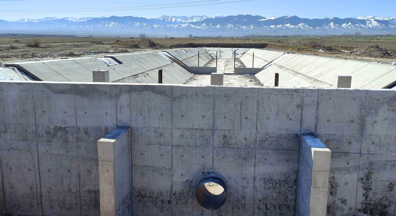 4月4日，在新疆伊犁哈萨克自治州察布查尔锡伯自治县加尕斯台镇高标准农田建设的施工现场，已建好的沉砂池。华岩明摄 