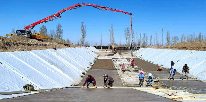 4月4日，在新疆伊犁哈萨克自治州察布查尔锡伯自治县加尕斯台镇高标准农田建设施工现场，一台大型泵车在沉砂池里浇筑混凝土施工。华岩明摄982f29fc71703620113232e4d305469
