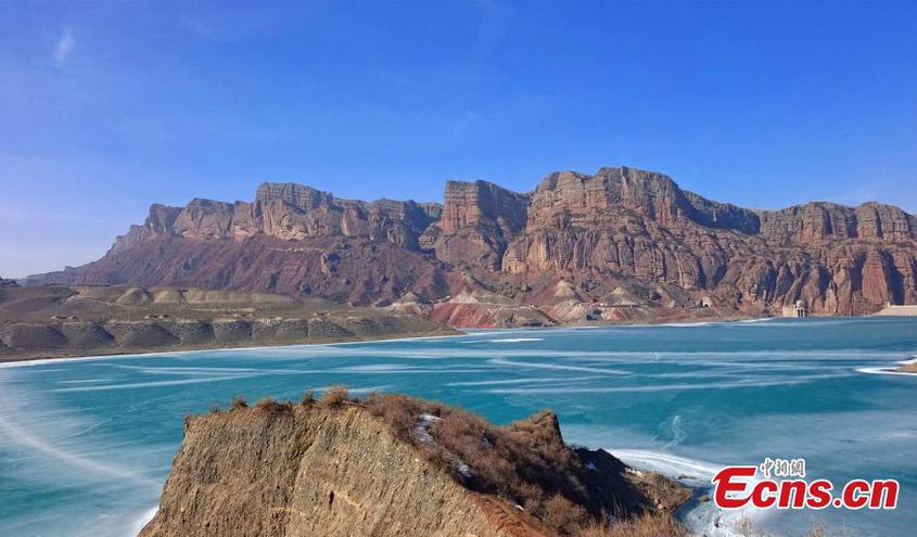 Transparent ice with sun reflection on the melting Kenswat Lake resembles a dazzling sapphire in Manas County, north China's Uyghur Autonomous Region. (Photo: China News Service/Shi Yujiang)