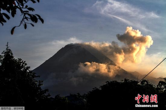 当地时间4月9日，印度尼西亚最活跃的火山默拉皮火山喷射出滚滚浓烟，烟雾弥漫山体。