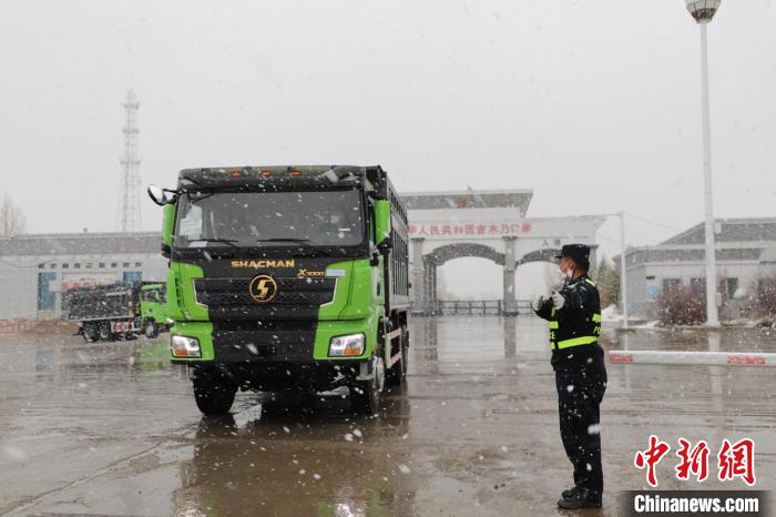 新疆吉木乃边防检查站应对寒流天气 确保出入境车辆安全通关