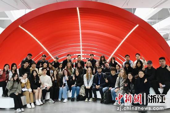 外国留学生走进杭州市政协新时代协商民主实践中心。郑赫 摄