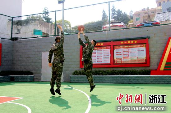 武警官兵打篮球 武警温州支队 供图