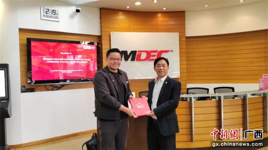 鲁东亮（右边）参观MDEC马来西亚数字经济机构。