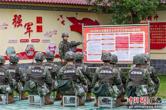 4月11日，武警官兵利用训练间隙，学习国家安全知识。