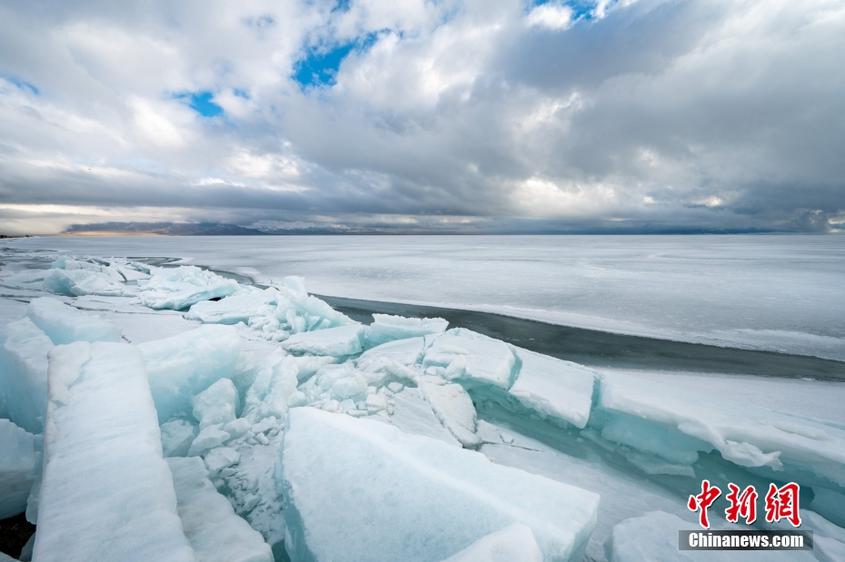 新疆赛里木湖进入破冰融冰期 呈现独特蓝冰景观