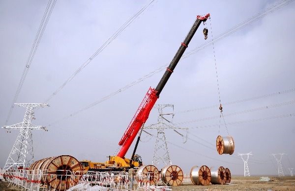 “穿针引线”跨越独山子大峡谷 新疆超高压电网建设突破“最长跨”