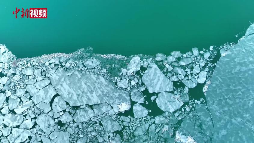 气温回暖 新疆乌伦古湖现冰裂景观