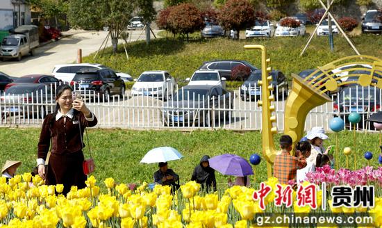 2023年4月8日拍摄贵州施秉县牛大场镇药谷山庄一位游客拍照。