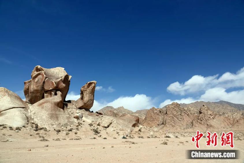 2023年4月，中國第三次新疆科考阿爾金山野外科考隊行程途中，阿雅克庫木湖遠岸的“駱駝石”。孫自法 攝