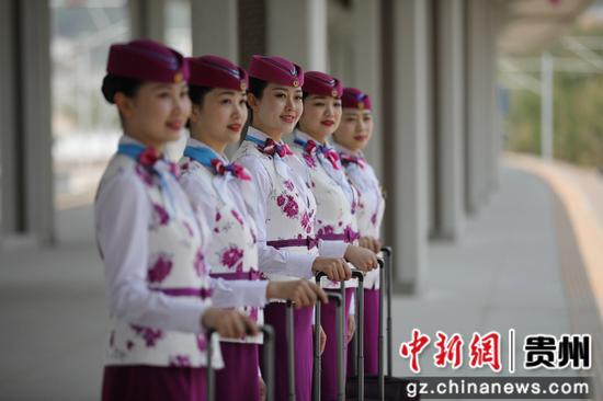 4月11日，在贵州省黔南州荔波县，高铁列车员在荔波高铁站的站台上展示客运服务礼仪，为年内贵南高铁线开通运营作准备。张贵忠摄