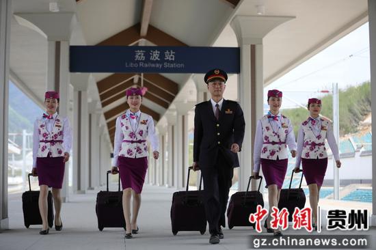 4月11日，在贵州省黔南州荔波县，高铁列车员在荔波高铁站的站台上展示客运服务礼仪，为年内贵南高铁线开通运营作准备。张贵忠摄