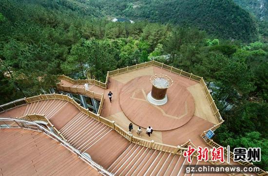 4月11日，访客步行至“中国天眼”瞭望台。瞿宏伦 摄