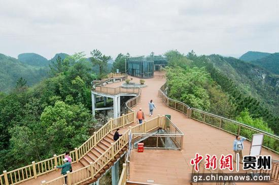 4月11日，访客在“中国天眼”瞭望台参观。瞿宏伦 摄