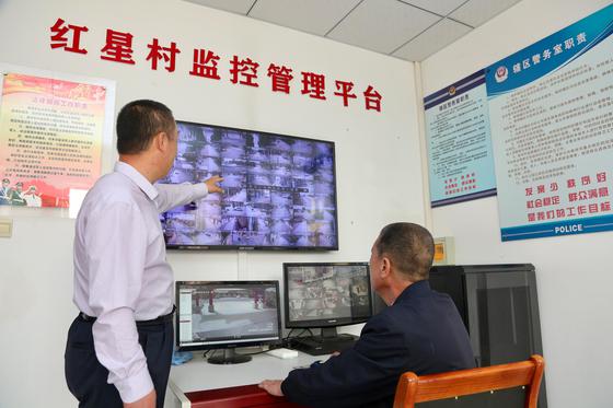 红星村监控管理平台实现监控联网，确保乡村安全。刘俊苍 摄
