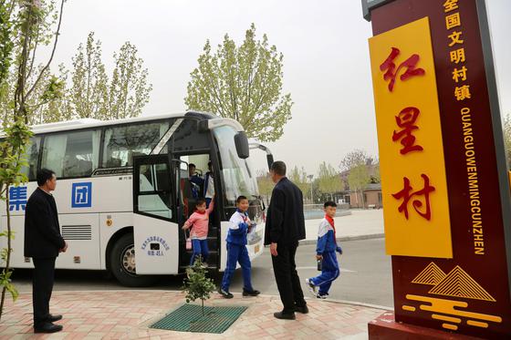 天津滨海新区红星村开展校车服务，接送孩子们上下学。刘俊苍 摄