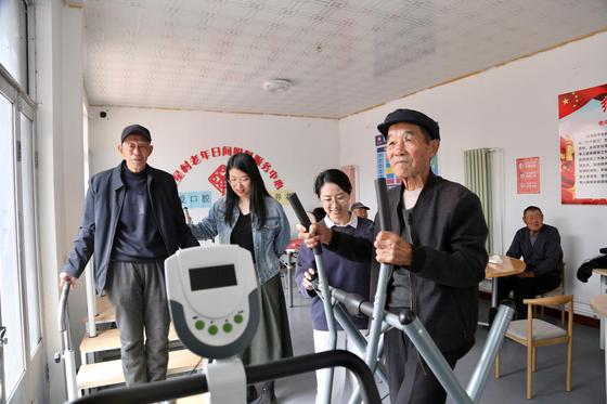 红星村老年日间照料服务中心为村里老年人提供服务。刘俊苍 摄