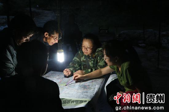 邓伦秀在贵州油杉河国家森林公园野外调查。