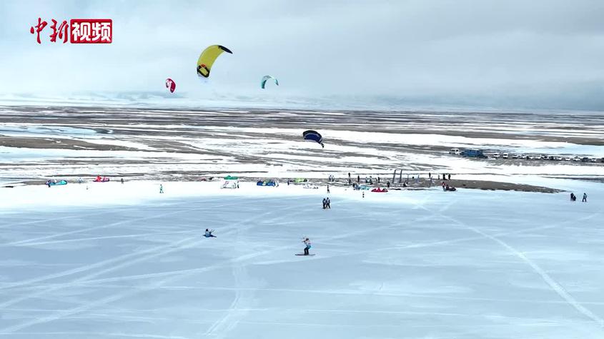 新疆賽里木湖首辦“風箏滑雪”比賽