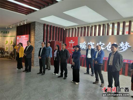 考察组在粤桂协作项目——六段村乡村振兴示范点调研。郭世珍 摄 考察组在粤桂协作项目——六段村乡村振兴示范点调研。郭世珍 摄