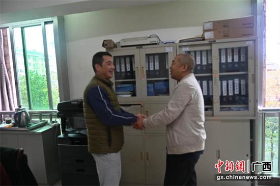 2023年4月6日，莫永阳（右）到桂林市体育运动学校办公室，对该校教练吴波（左）表达感谢。曾志英  供图