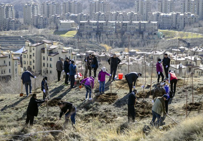 烏魯木齊市沙依巴克區(qū)組織3000余人前往緊鄰城市的雅瑪里克山開展春季綠化義務(wù)植樹活動。