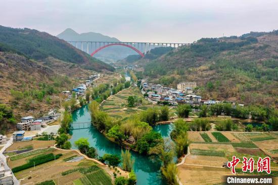 图为摄影师吴大平拍摄的贵州大小井特大桥和村庄。　大展主办方供图