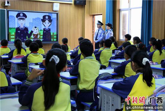 图为民警和学生一起观看国家安全教育视频。甘勇 摄