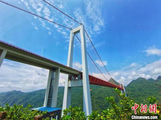 图为贵州坝陵河大桥。唐哲 摄