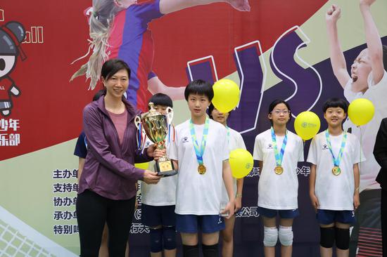 天津市体育局副局长李珊为获奖小队员颁奖。  天津市排球运动管理中心供图