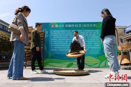 4月15日，游客在遵义湄潭中国茶城观看传统红茶制作。　田成　摄