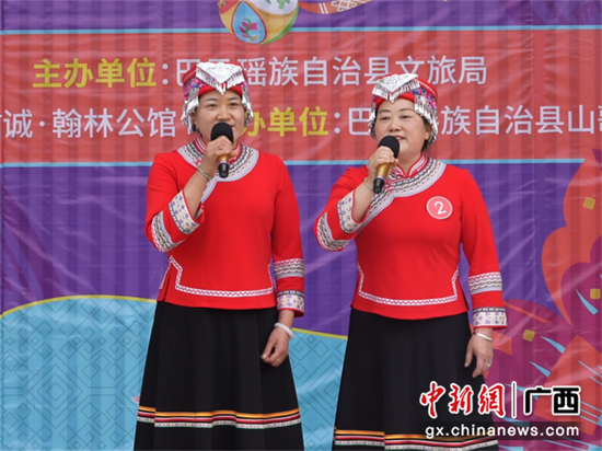 参赛选手在决赛上演唱。 参赛选手在决赛上演唱。