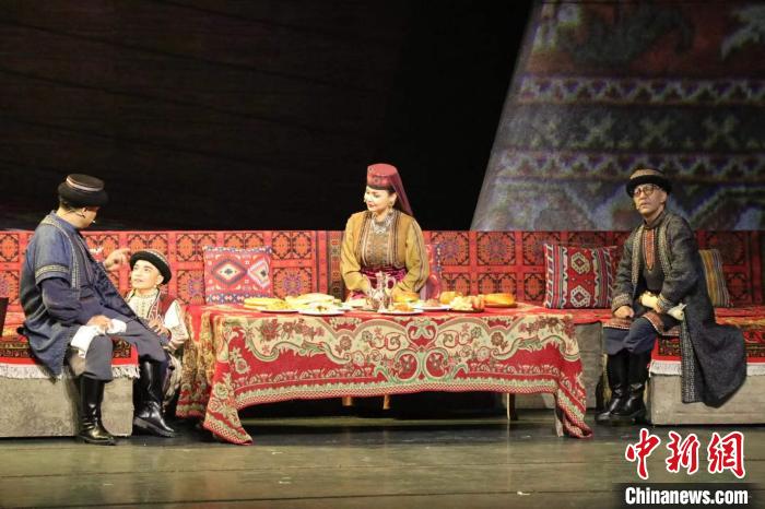首届新疆文化艺术节上演音乐剧《拉齐尼·巴依卡》 还原英雄成长经历