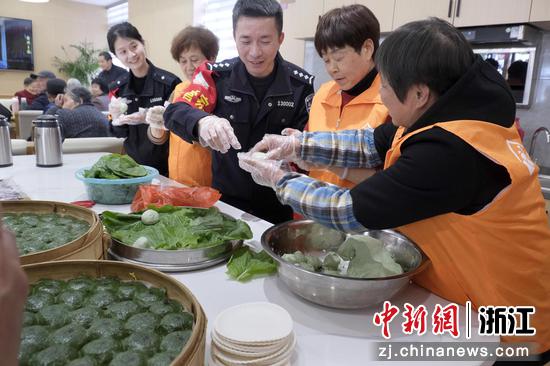 在村“幸福市集”，民警和村平安志愿者们一起为老年村民做米粿。 王刚 摄