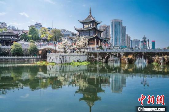 图为贵阳甲秀楼。　唐哲　摄