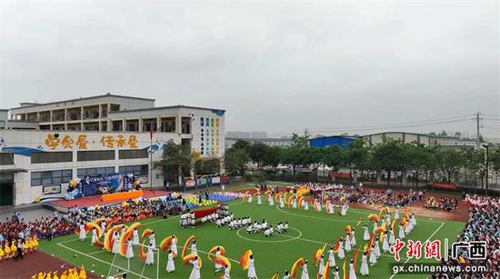 林峰路小学第三届校园足球文化节开幕式活动现场。黄静  摄