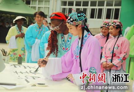 数位外国留学生走进浙江遂昌 体验中华传统文化