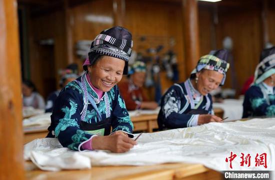 4月17日，在贵州丹寨县龙泉镇卡拉村蜡染工坊，苗族妇女在绘制蜡画。　黄晓海　摄