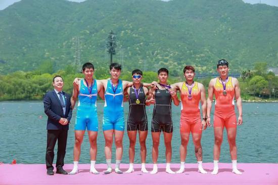 李林富（左四）、张兴千（左五）夺得U23男子双人双桨2000米第一名