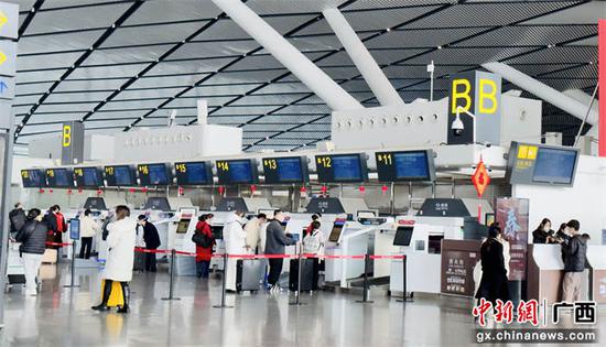 旅客在南宁机场B自助值机岛办理自助行李托运。南宁机场供图